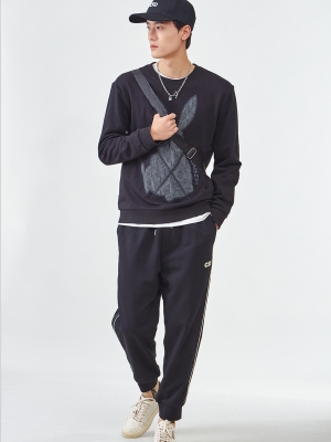 長(zhǎng)袖圓領(lǐng)衛(wèi)衣